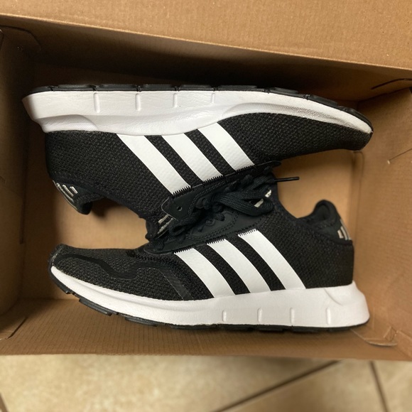 Great Condition Women’s Adidas Swift Run X - Picture 10 of 14